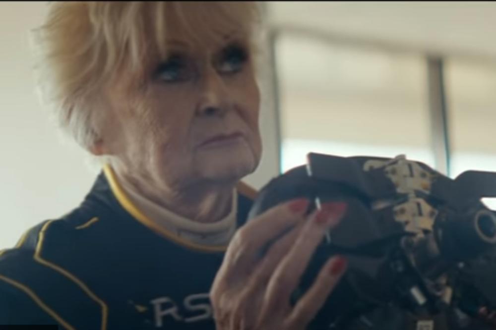 (VIDEO) BAKA KOJA POMERA GRANICE: Ova gospođa ima 79 godina i u bolidu Formule 1 pravi čuda na stazi!