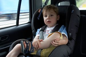 RODITELJI, PROVERITE SEDIŠTE VAŠEG DETETA: Dečak je vrištao svaki put kada se vozio u autu, a onda su otkrili šta je razlog!