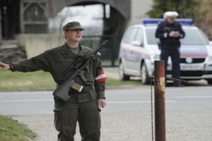 AUSTRIJA POJAČALA KONTROLE  GRANICA: Vojnici izvlače ilegalne migrante iz vozova!