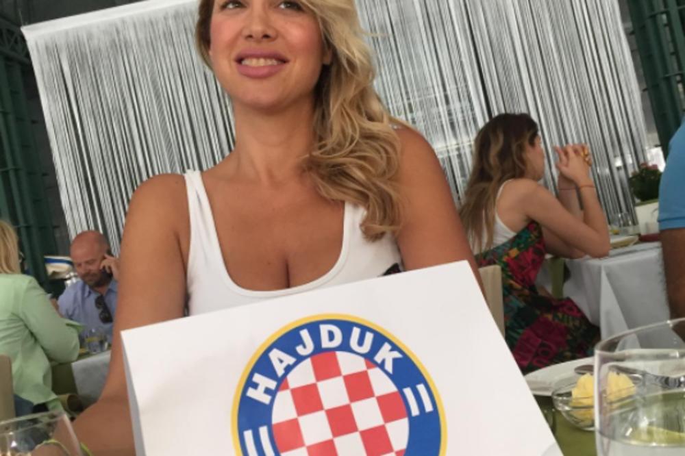 (FOTO) GRUDI U VIS! Seksepilna hrvatska novinarka bujnim poprsjem najavila meč između Evertona i Hajduka