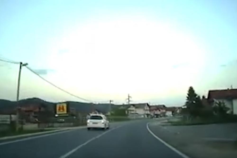 (VIDEO) POGLEDAJTE NAJNEODGOVORNIJU VOŽNJU IKADA: Nekontrolisao vozio levo-desno, pa na kraju sam izvukao deblji kraj