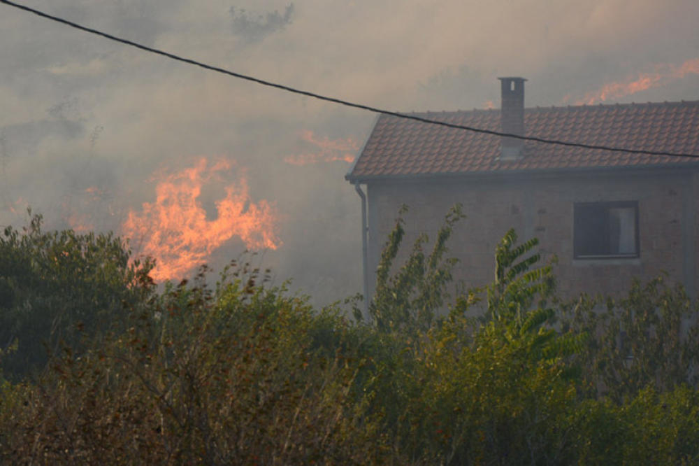 BORBA SA VATROM KOD MOSTARA: Vatrogasci uspeli da ugase požar koji je pretio kućama