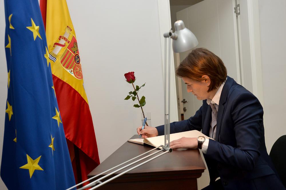 POSLE NAPADA U BARSELONI: Brnabićeva se upisala u Knjigu žalosti u Ambasadi Španije
