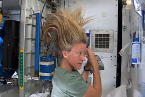 (VIDEO) NIJE LAKO BITI ŽENA U SVEMIRU: Evo kako izgleda pranje kose bez gravitacije