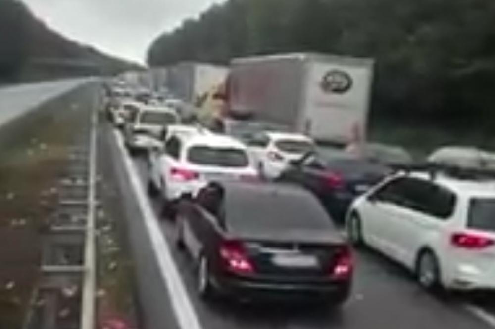 (VIDEO) KOLAPS NA BATROVCIMA: Svi trube, kamioni i automobili u istim trakama! Osam sati čekaju na izlaz iz Srbije