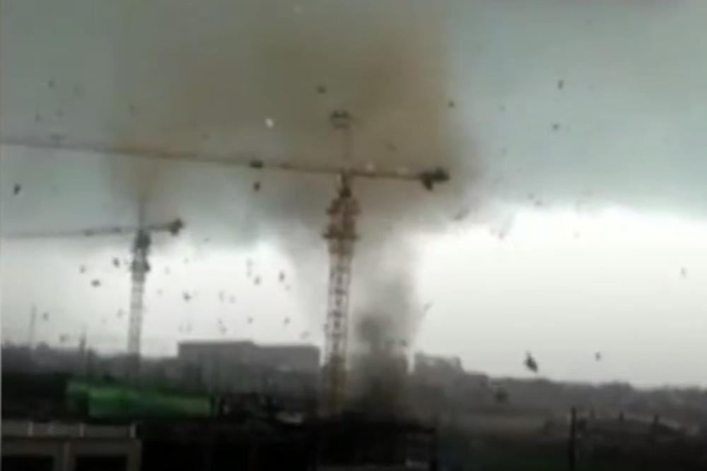 (VIDEO) ZASTRAŠUJUĆI VRTLOG NOSIO SVE PRED SOBOM: Tornado opustošio kineski grad, zamalo odleteli i kranovi!