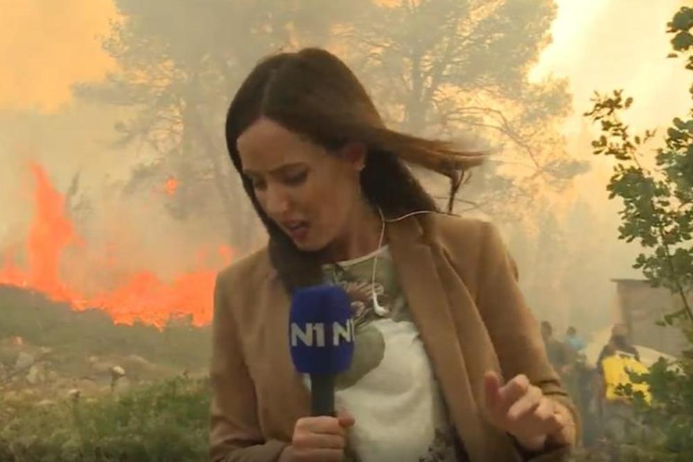 (VIDEO) PANIKA U UŽIVO UKLJUČENJU! NOVINARKI U BIH GORELO TLO POD NOGAMA: Dok je izveštavala o požaru, vatra stigla do nje!