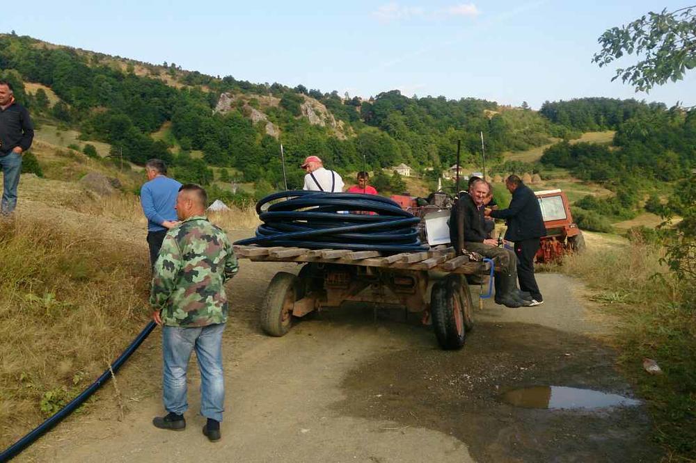 RADOST U SELU CRVSKO NA PEŠTERU: Voda stiže u žedno selo! Meštani i opština zasukali rukave, postavili 5 km cevi