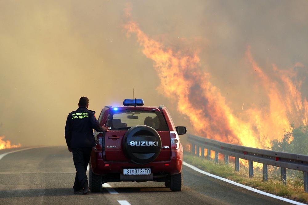 BRUKA I SRAMOTA: Hrvatskim vatrogascima doneli pakete s hranom kojoj je istekao rok 2014. godine, ali to nije najgore...