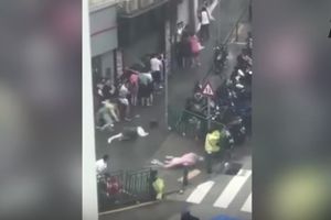 (VIDEO) JEZIVI PRIZORI IZ HONG KONGA: Tajfun Hato bacao ljude po ulici, poginulo najmanje 16 osoba!
