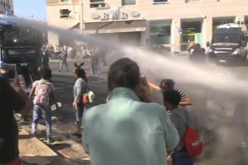 (VIDEO) ULIČNI RAT: Migranti se sukobili sa policijom u Rimu, letele kamenice i flaše