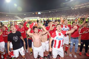 (VIDEO) NA BIS SA DELIJAMA: Fudbaleri i navijači Crvene zvezde pesmom proslavili trijumf u Nišu
