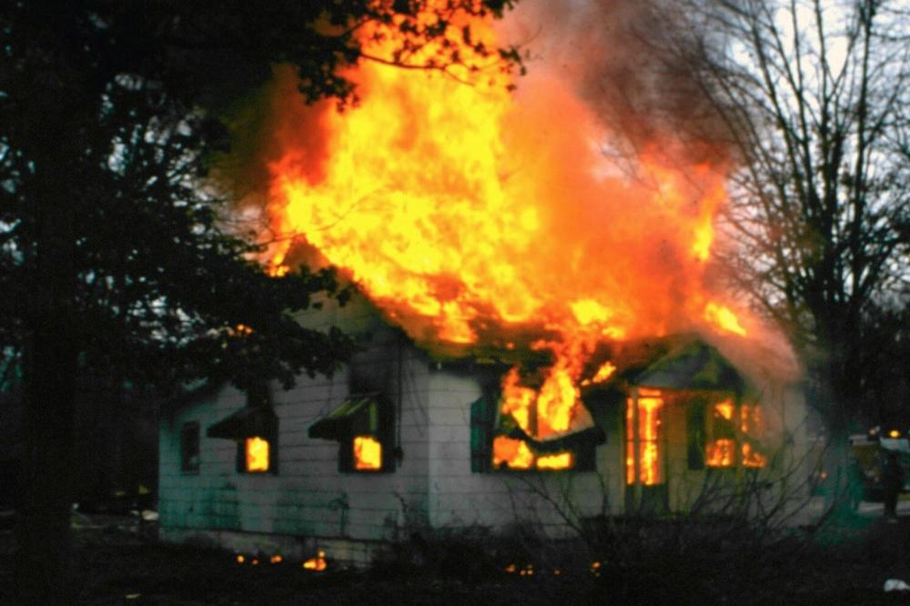 (FOTO) O OVOM OCU HEROJU PRIČA REGION: Video da kuća gori, pa uleteo u plamen da spase dečicu!