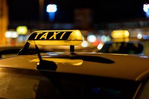 PROPISI MORAJU DA SE POŠTUJU: Taksisti u Milanu kažnjeni jer nose bermude, iako je svaki dan preko 35 stepeni!