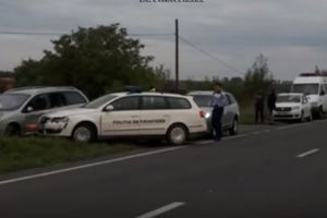 (VIDEO) DRAMA BLIZU GRANICE SA SRBIJOM: Automobili s migrantima probili policijsku barijeru, ima povređenih