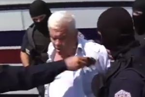 (VIDEO) DOŠAO DA OBIĐE SVOJU KUĆU PA UHAPŠEN: Policija ga privela pred ženom i ćerkama, a godinama idu na Kosovo za Veliku Gospojinu!