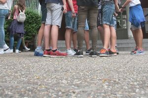 STAO KRAJ OGRADE I URADIO ODVRATNU STVAR: Uznemiravao učenice prijepoljske škole na velikom odmoru
