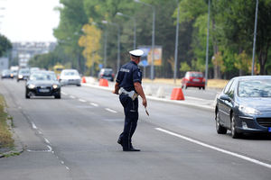 ZA KAZNE DUGUJE 4.000 EVRA Policija oduzela automobil pijanom vozaču