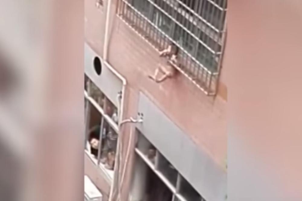 (UZNEMIRUJUĆI VIDEO) JEZIVA DRAMA: Dete (2) iskočilo kroz prozor, ljudi izbezumljeno pokušavali da ga spasu!