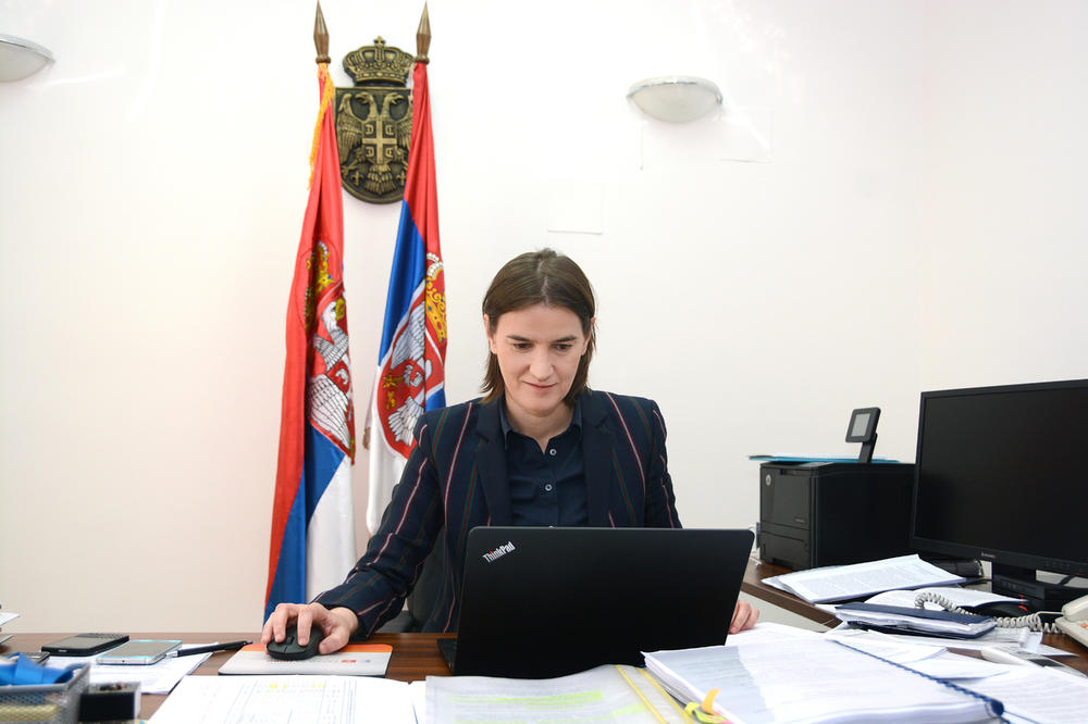 (FOTO) OŠTRO OKO: Premijerka Brnabić ima jedinstven modni stil, ali ove detalje sigurno niste primetili!