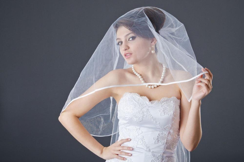 JEDNA OD NAJPOZNATIJIH TRADICIJA: Zašto mladoženja ne sme da vidi venčanicu pre venčanja?