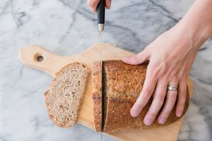 CEO ŽIVOT PRAVIMO OVU GREŠKU: Evo kako bi trebalo pravilno seći hleb!