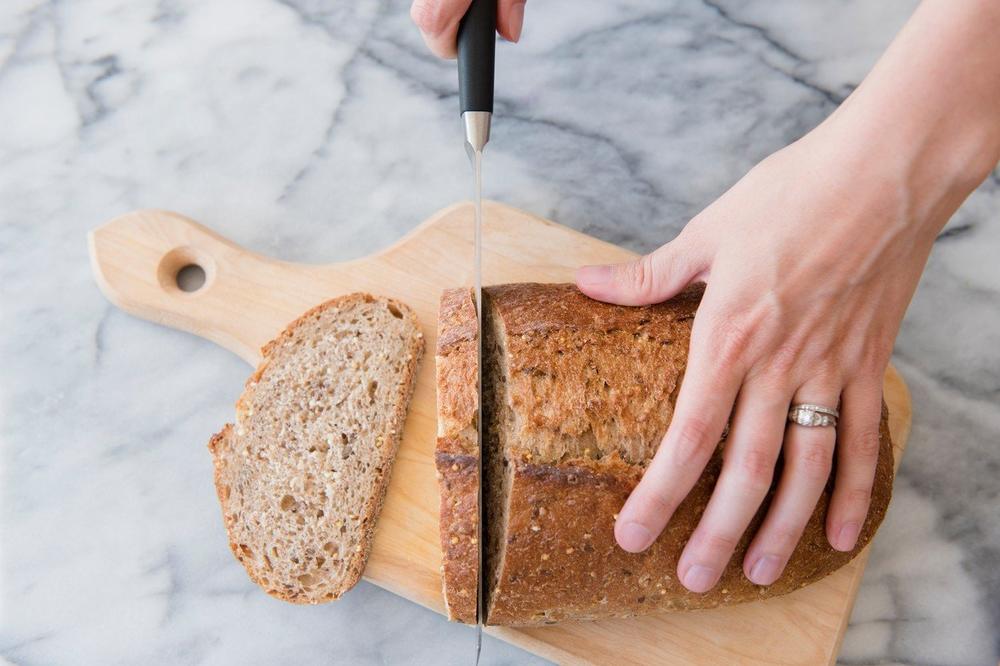 CEO ŽIVOT PRAVIMO OVU GREŠKU: Evo kako bi trebalo pravilno seći hleb!
