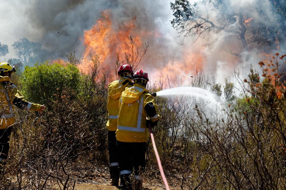 (VIDEO) GORI FRANCUSKA: 450 vatrogasaca bori se s ogromnim požarom!