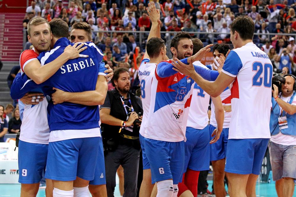 (FOTO) SLAVLJE U SVLAČIONICI: Odbojkaši Srbije veseli posle evropske bronze!