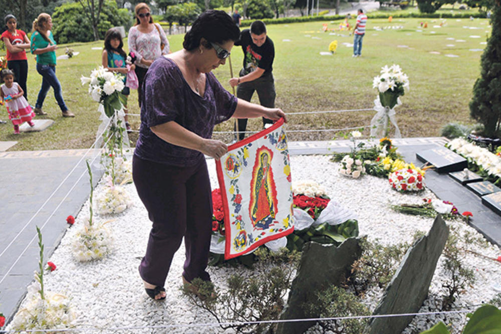 NEVEROVATNA TURA: Evo zašto turisti hrle na grob Pabla Eskobara!