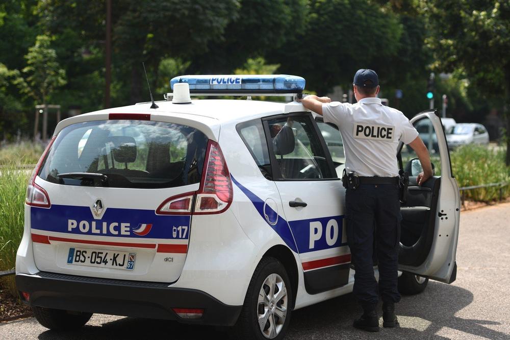 DRAMA KOD PARIZA: Automobil udario u policajca, potraga za vozačem!