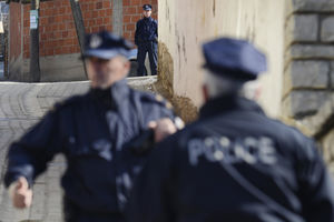 SPECIJALCI ROSU UPALI U SRPSKE KUĆE NA KOSOVU: Odveli trojicu Srba na saslušanje, porodice ne znaju u koju policijsku stanicu