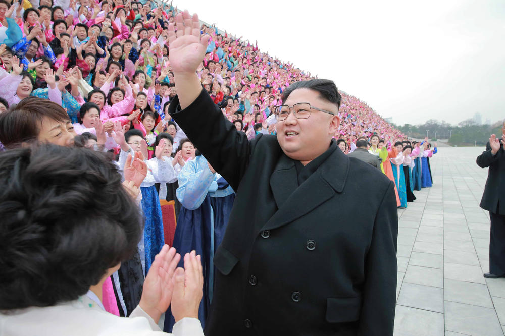 (VIDEO) NIKAD VIĐENI SNIMCI SEVERNE KOREJE: Kim Džong-un je milostiv i voli nas više od naših roditelja!