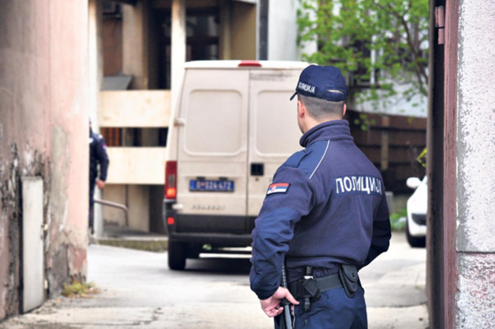 (FOTO) AKCIJA KOD PROKUPLJA: Policija zaustavila autobus, pretresla putnicu, a onda je usledio šok!