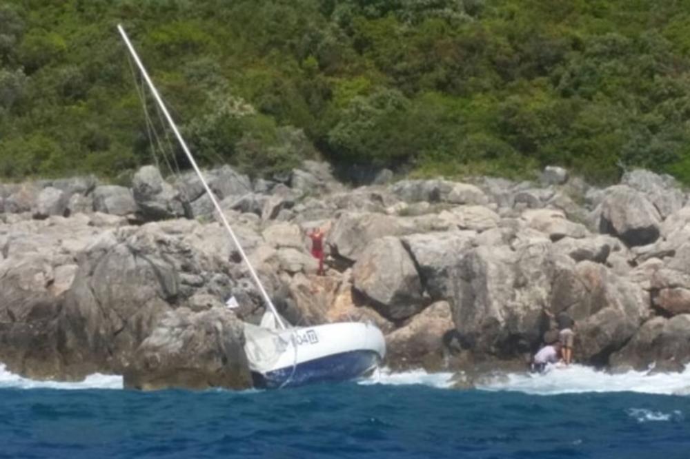 (VIDEO, FOTO) TRAGEDIJA KOD KOTORA: Vetar bacio jedrilicu na stene, poginula jedna osoba, traga se za preostalim članovima posade!