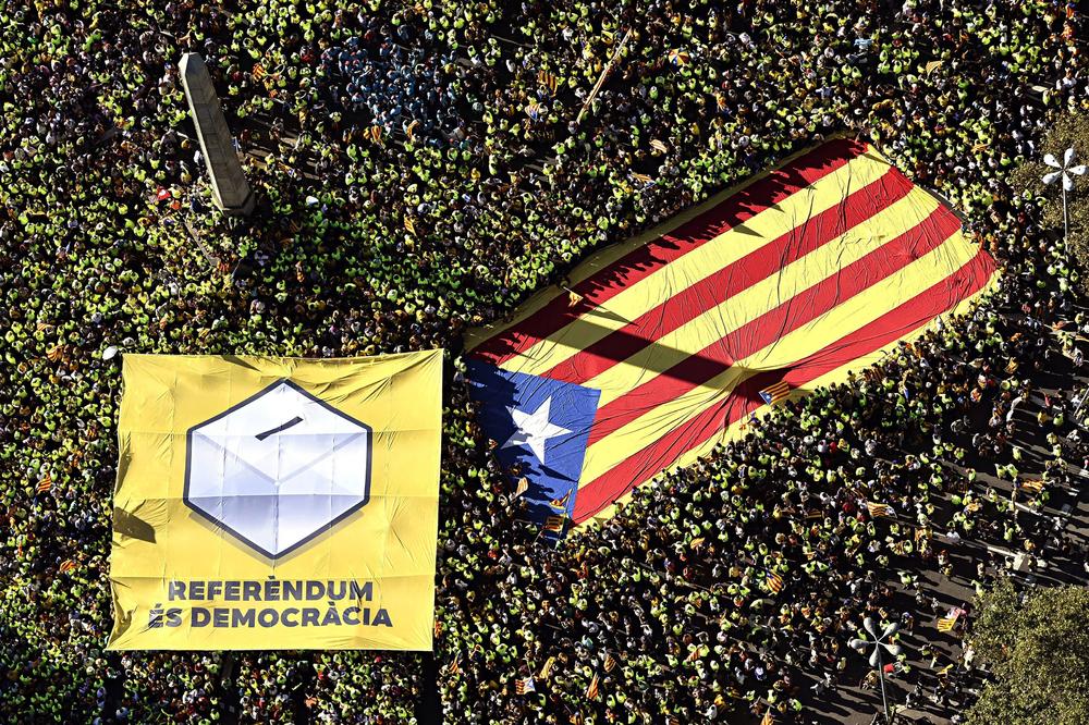 KATALONCI ĆE GLASATI POD SVEĆAMA: Španske vlasti pokušavaju po svaku cenu da spreče referendum