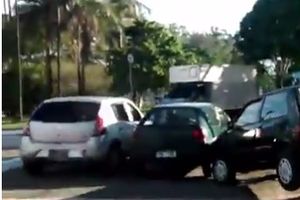 (VIDEO) DRUGI PUT ĆE BOLJE RAZMISLITI: Muškarac parkirao automobil na biciklističkoj stazi, a ovo nije očekivao!