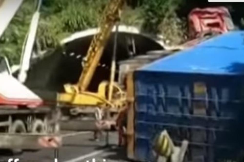 (VIDEO) KOBNO SKRETANJE: Vozač kamiona je pred ulaz u tunel izgubio kontrolu,  a zatim se desilo čudo!