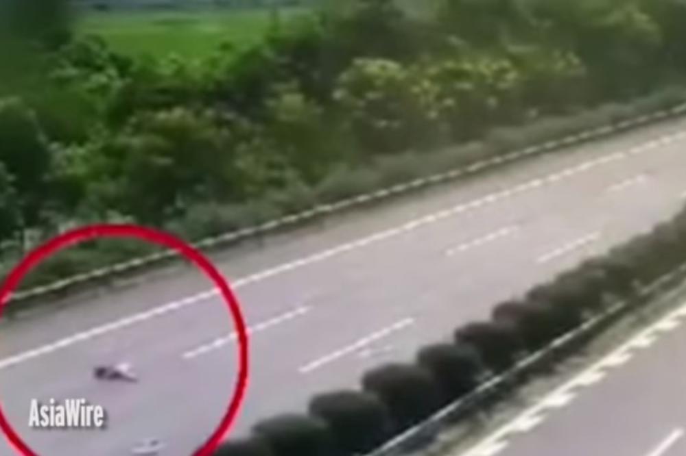 (VIDEO) HOROR NA PUTU: Zaspao za volanom, a devojčica ispala iz automobila