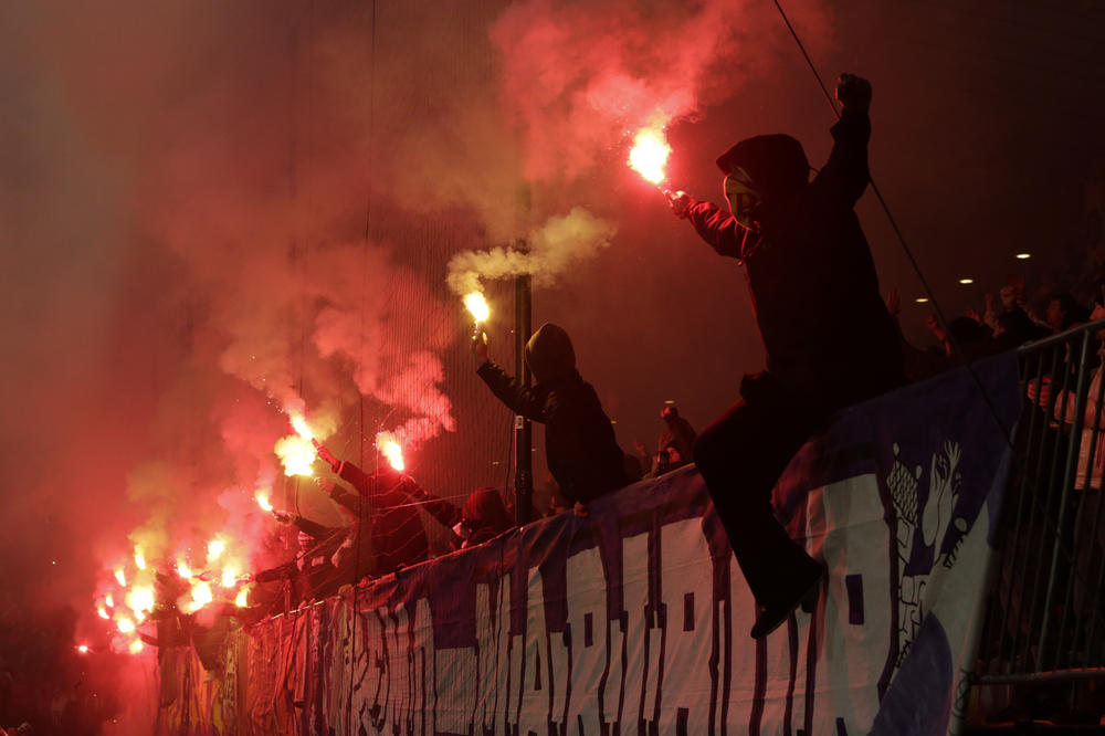 (VIDEO) HAOS U SLOVENIJI: Pogledajte obračun navijača Maribora i policije