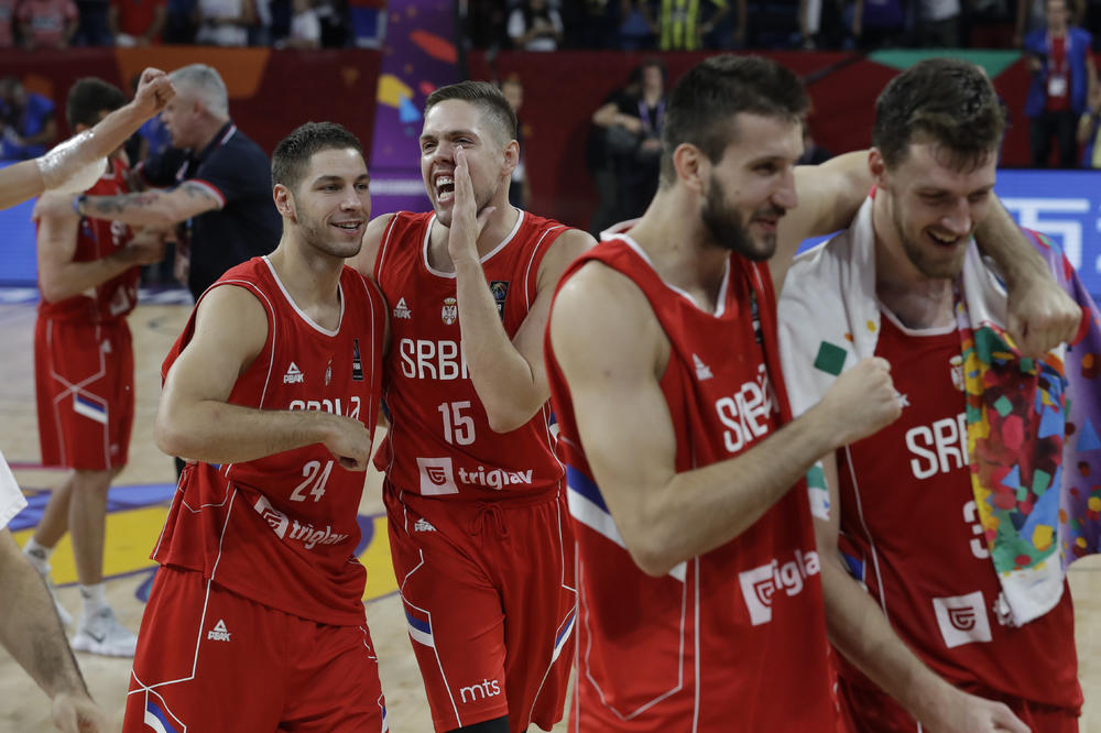 (VIDEO) BRAVO, ORLOVI: Pogledajte kako su srpski košarkaši u svlačionici slavili plasman u polufinale