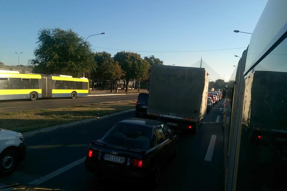 (FOTO) LUDILO OD RANOG JUTRA: Saobraćajni kolaps na Adi, Beograđani više ne znaju gde će od gužvi