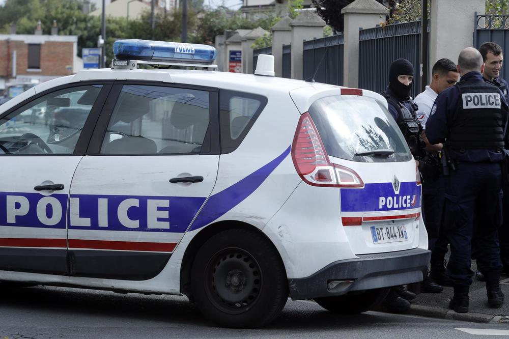 PRONAĐENA BOMBA U PARIZU: Ispod kamiona otkriveni kanisteri benzina i detonator