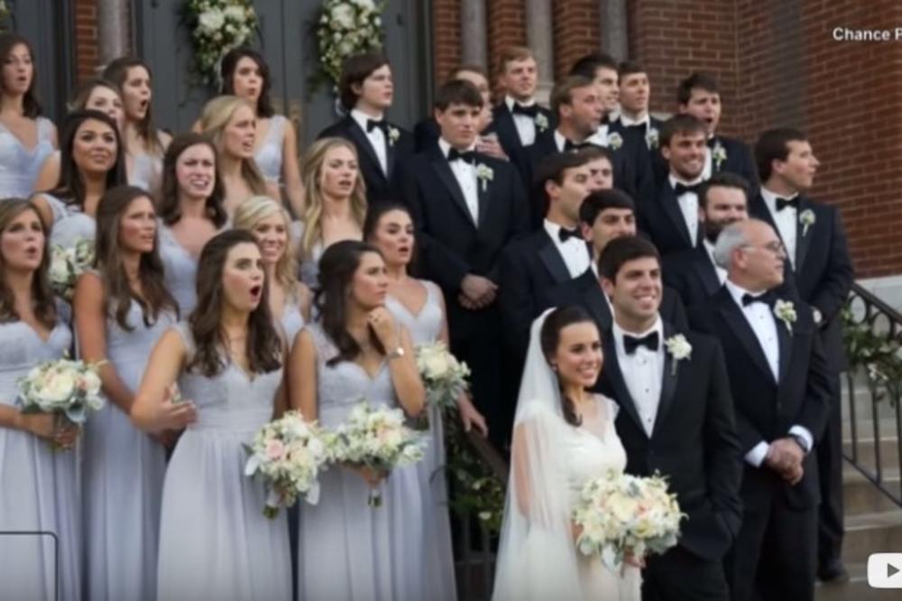 Misterija fotke s venčanja koja je zbunila svet: Mlada i mladoženja deluju srećno dok ostatak ljudi izgleda kao da su videli duha!