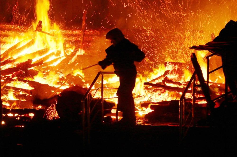 (VIDEO) POŽAR U SEVERNOJ IRSKOJ: Vatra zahvatila višespratnicu, četvoro povređeno