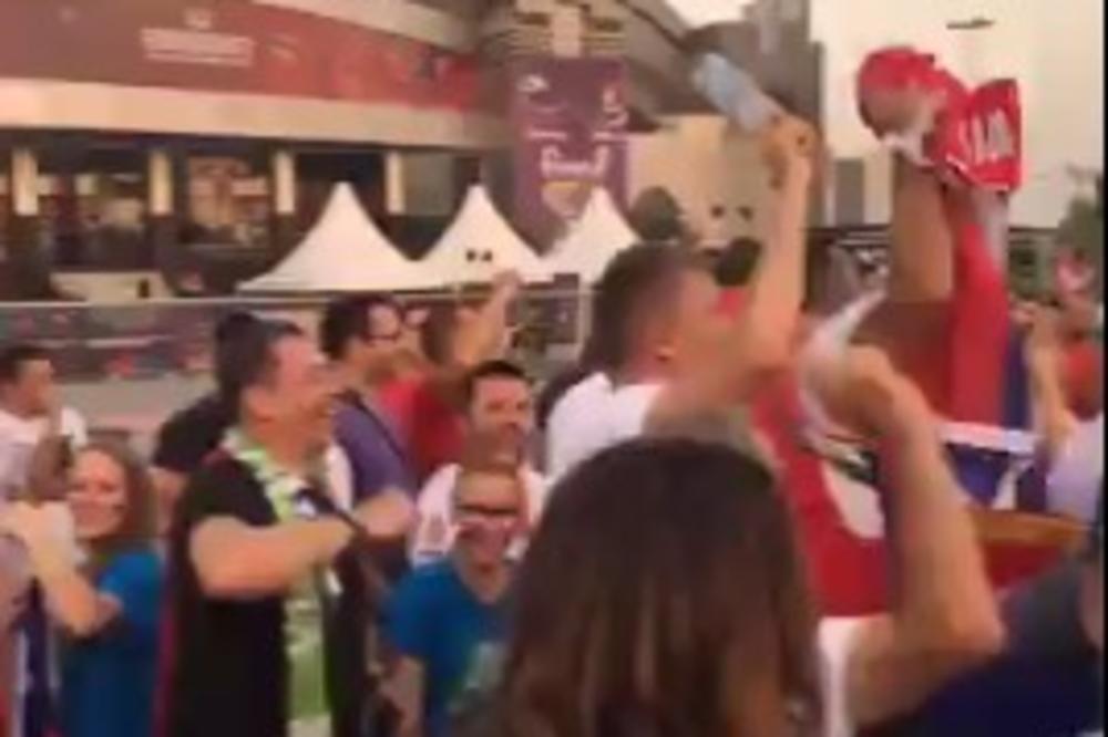 (KURIR TV) KO NE SKAČE TAJ JE HRVAT: Navijači Srbije i Slovenije zajednički navijaju ispred hale u Istanbulu