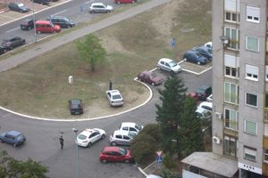 (FOTO) U TOKU AKCIJA U BLOKU 62: Ko se parkirao na travi, neka se spremi za kaznu!