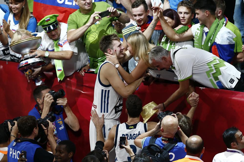 (FOTO) KAKVU CICU ŠETA LUKA DONČIĆ: Seksepilna devojka slovenačkog košarkaša ostavlja bez daha!