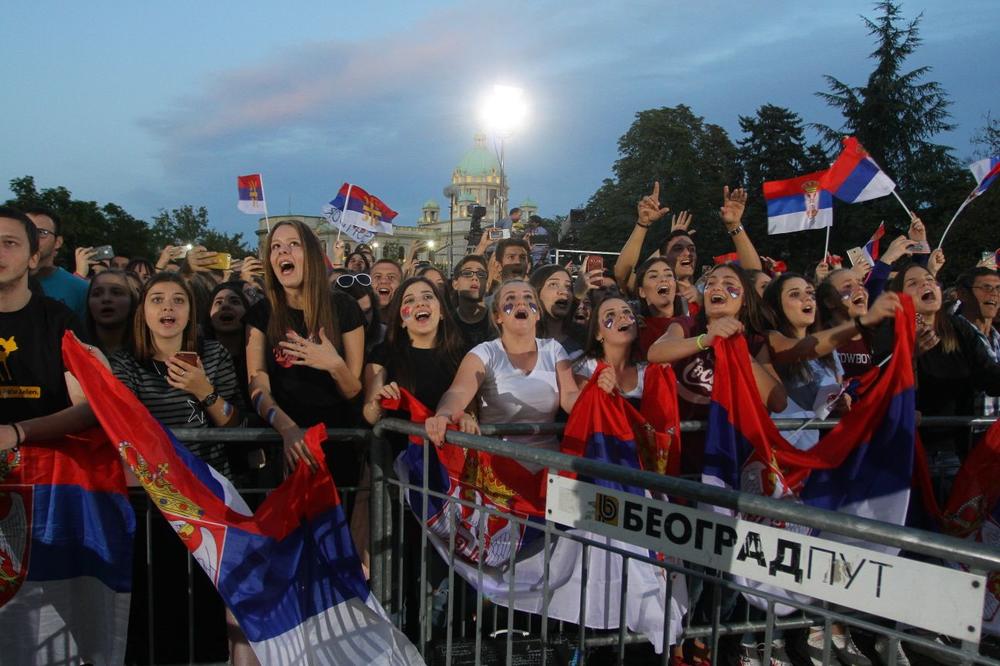 (KURIR TV) BEOGRAD PROKLJUČAO! Košarkaši napravili žurku na čuvenom balkonu