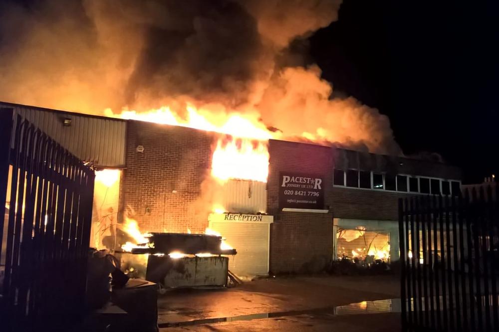 (FOTO) POŽAR U LONDONU: Vatra guta skladište, na terenu 120 vatrogasaca